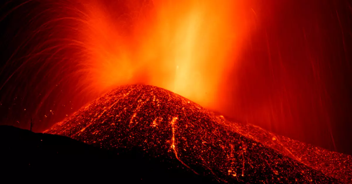 西班牙拉帕爾馬島火山持續噴發 機場關閉