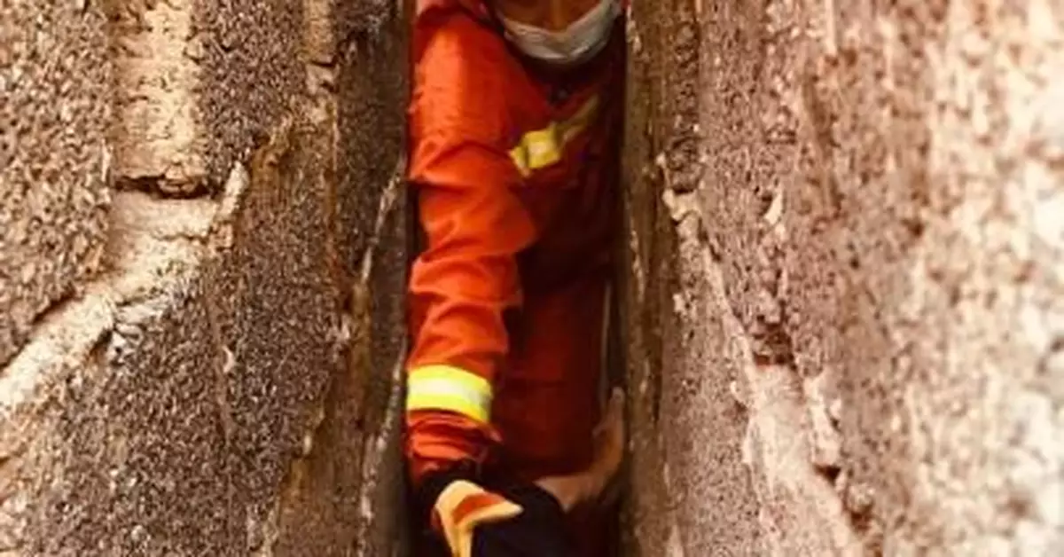 廣西桂林九旬老人被卡30厘米牆縫 消防緊急營救