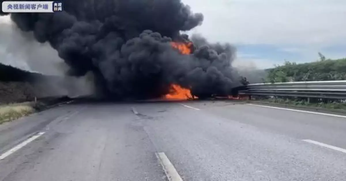 京沈高速錦州段油罐車與貨車相撞引發大火 高速公路中斷