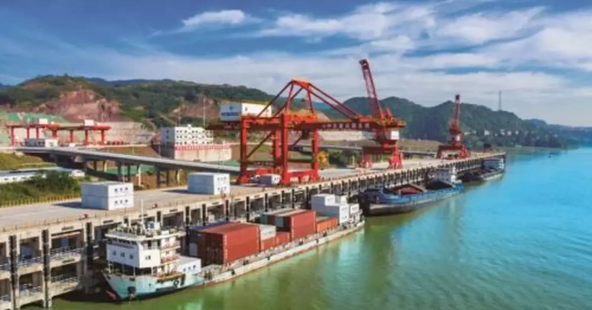 長江上游首個萬噸級碼頭重慶新生港今日開港