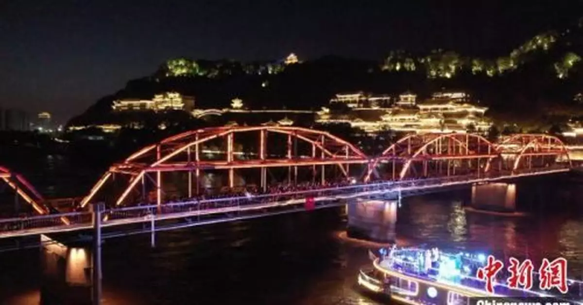 蘭州青年黃河上「快閃」唱紅歌「表白」祖國