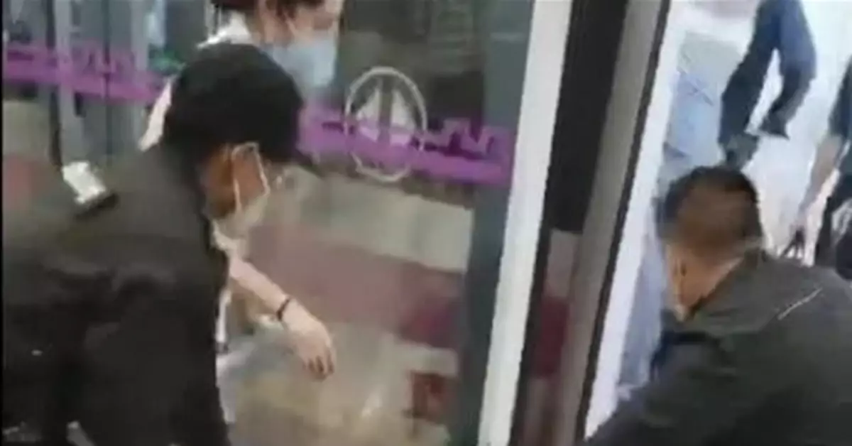 女子被保安拖拽下地鐵，衣服被扯破！警方介入