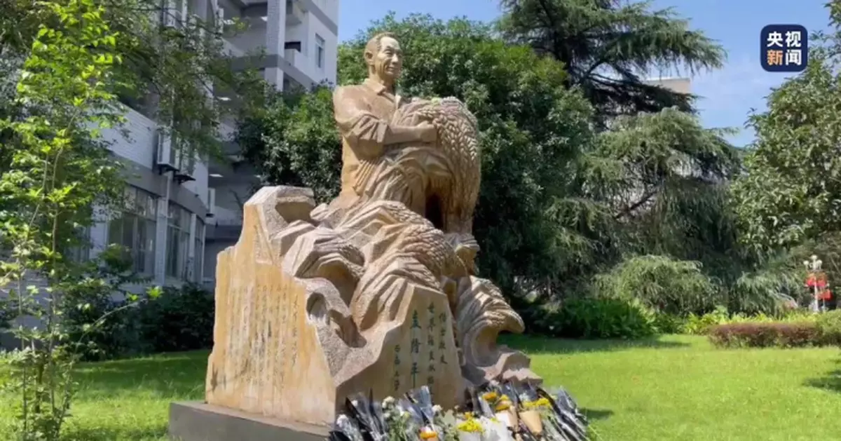 今天，袁隆平雕像前滿是鮮花