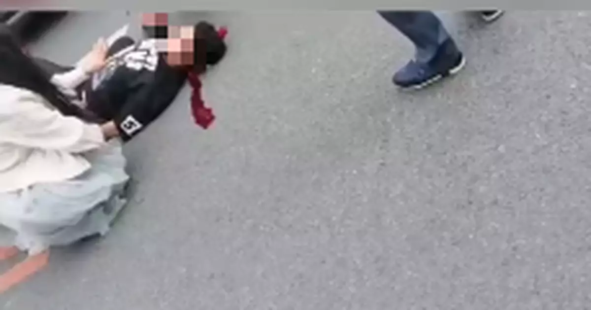 驚險！婚車突然加速，攝像師瞬間被甩出後備廂……