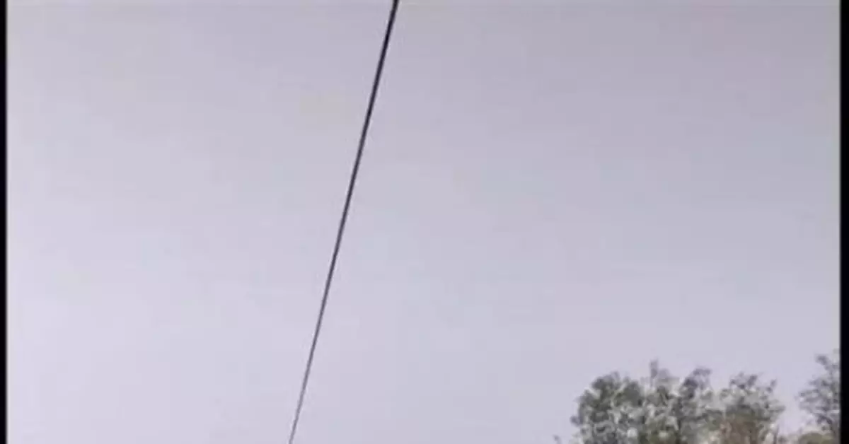 網紅弔橋突然斷裂，10餘人落水！