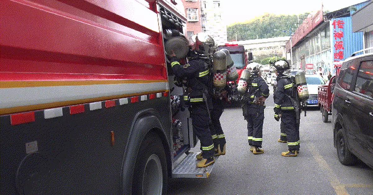 媽媽下樓買個菜的功夫，熊孩子玩火燒了自家客廳