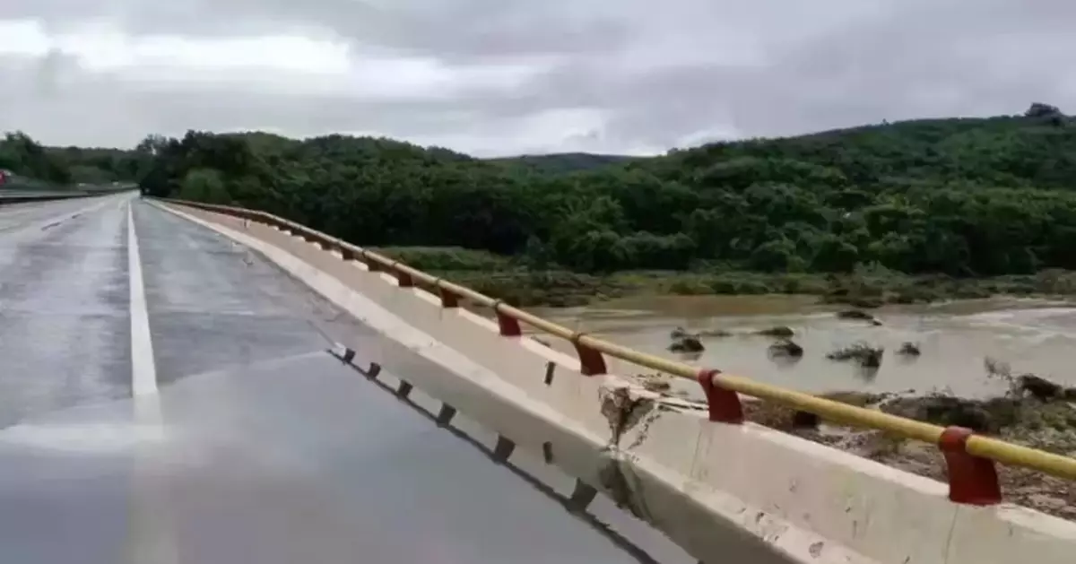 危險！海南環島高速珠碧江大橋橋面出現沉陷險情