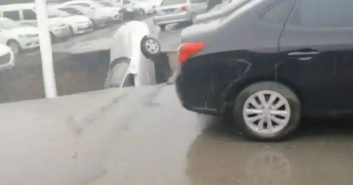 險！一停車場塌陷，有車掉入坑內！