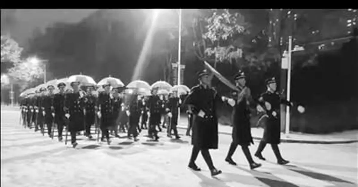 「連哈氣都整齊」 高校國旗護衛隊雪中訓練視頻走紅