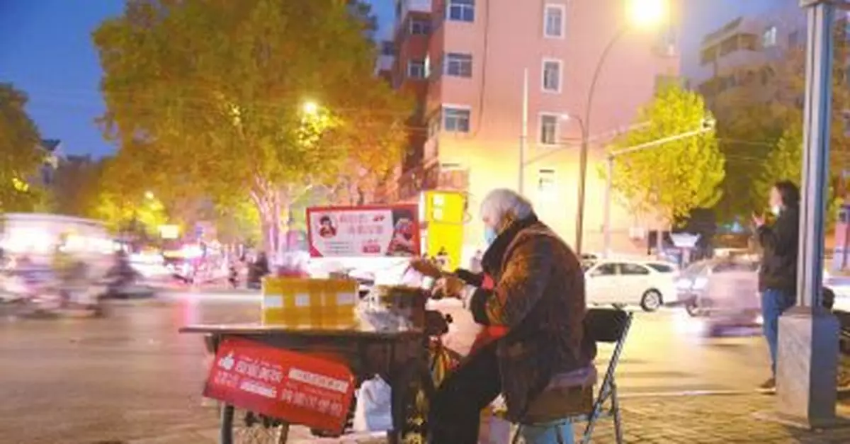 78歲老人街頭擺攤創業：自己掙錢，比跟別人張嘴要強