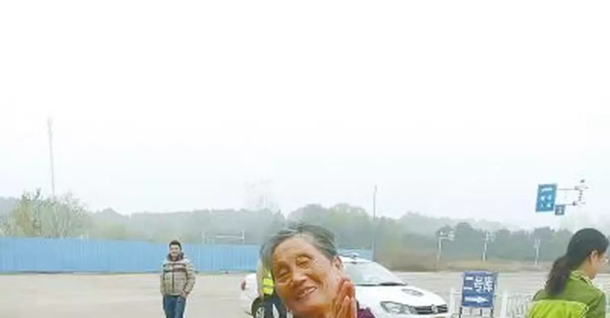 80歲老太太科三考試「一把過」 網友直呼太勵志