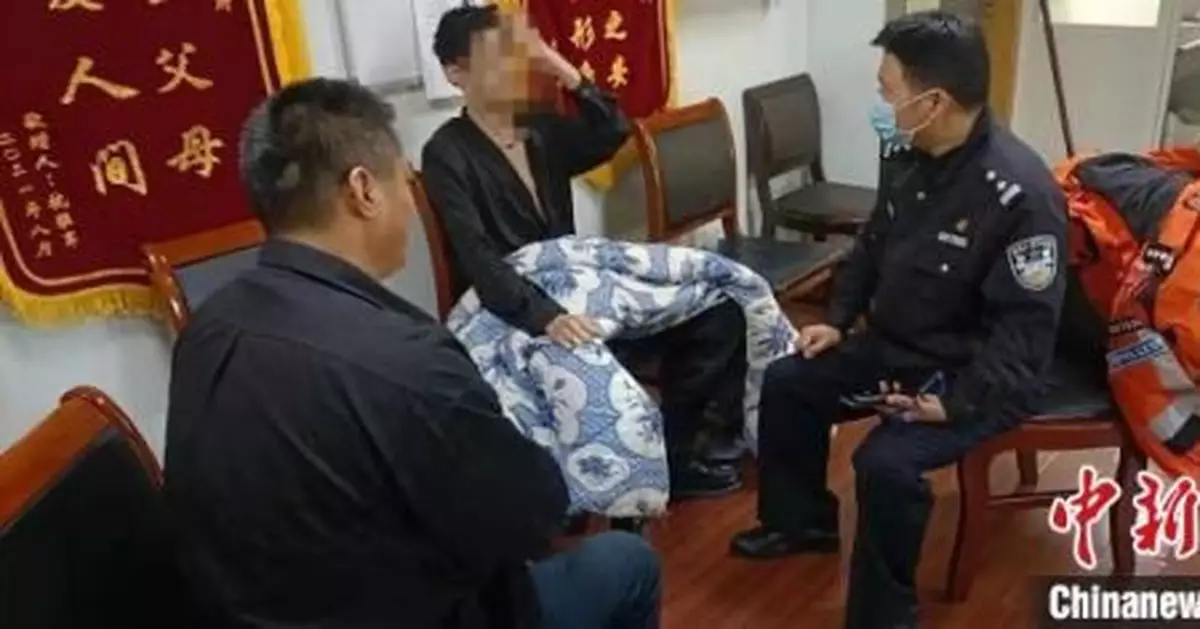 上海：「遊艇著火事件」中救出11人的民警，又跳江救起輕生男子