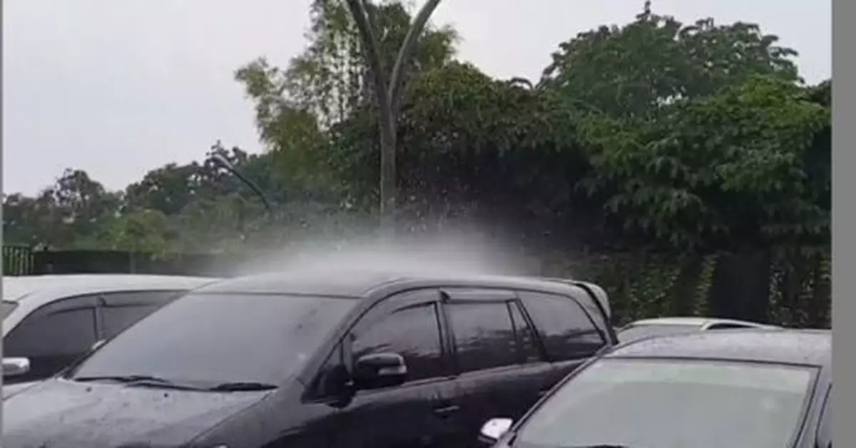 印尼天降奇雨 停車場僅一架車被暴雨淋