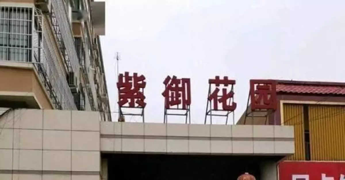 大爺砸毀小區樓里的樓梯，並索要50萬上樓費，因為...