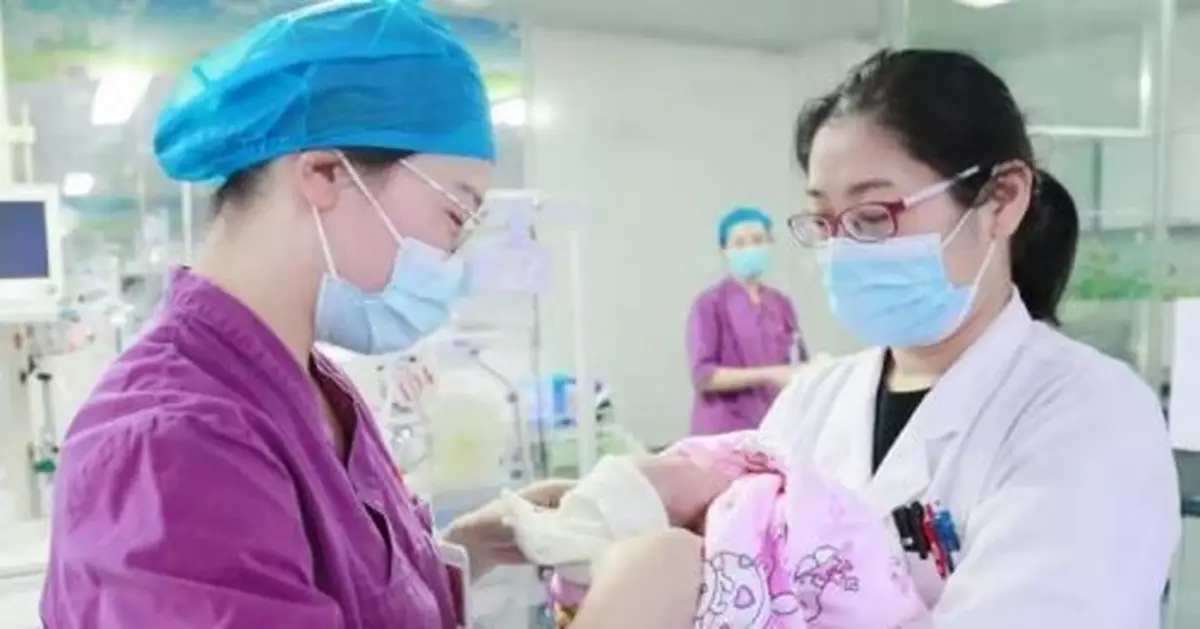 武漢「責任媽媽」為早產兒寶寶寫下一本日記