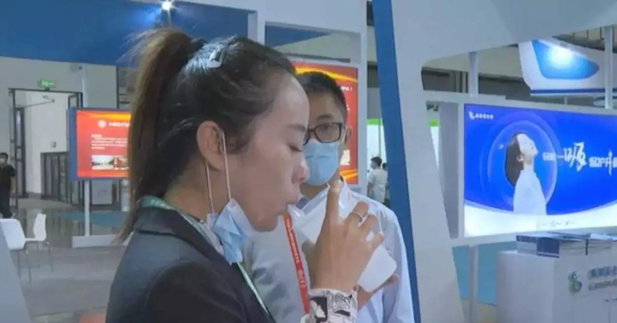 現場體驗可吸入式新冠疫苗 網友：姿勢好像喝奶茶