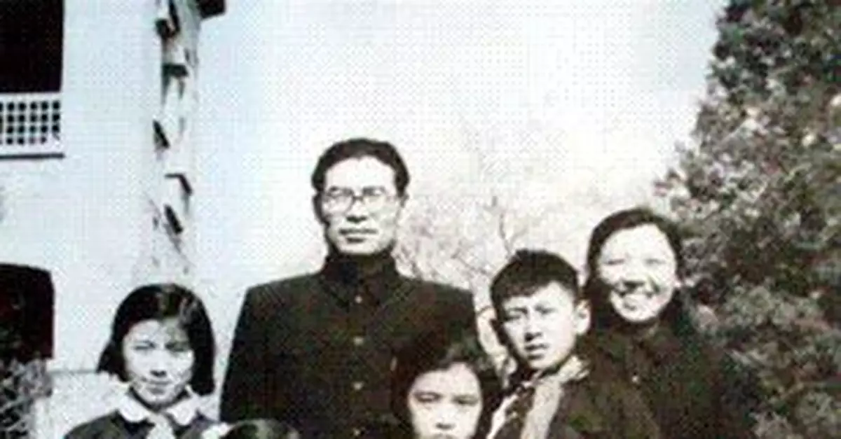 高崗離婚與再婚：毛澤東請吃臘肉幫他說好話