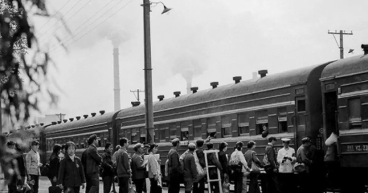 用40年拍攝火車上的旅途百態 用照片記錄鐵路變遷