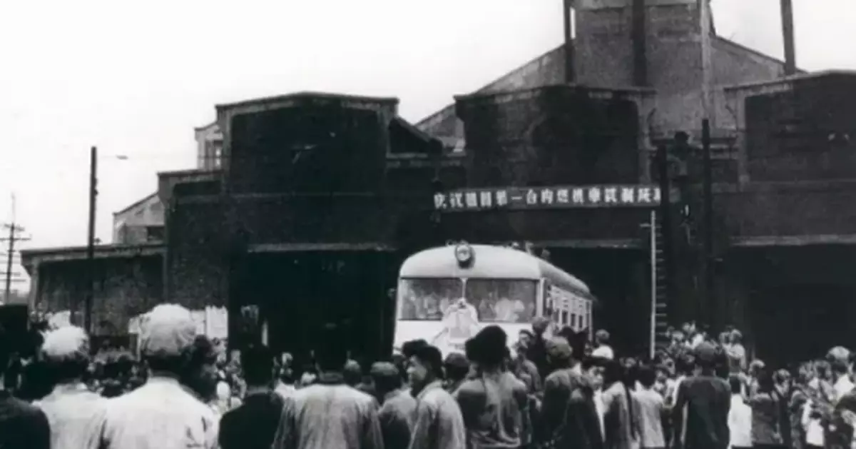 新中國第一台內燃機車試製成功