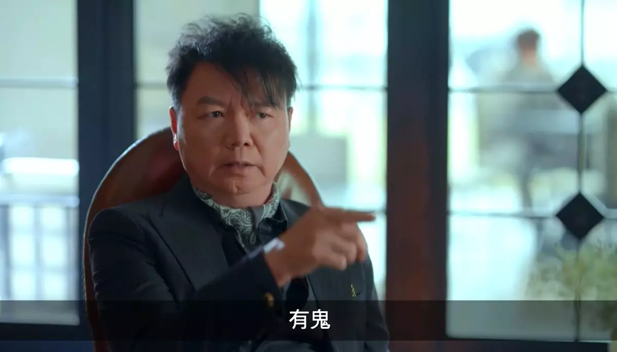 佢決定幫個女報仇,所以經常借故嚇彩薇。