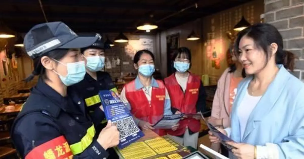 南寧女警與奶茶店合作反詐防騙 宣傳受「90後」青睞