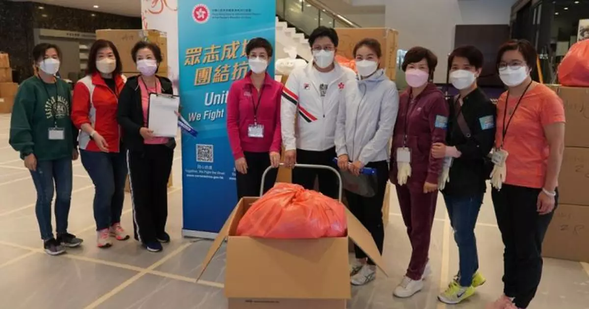 霍啟剛郭晶晶夫妻檔 齊到中西區大廈派發防疫包給市民
