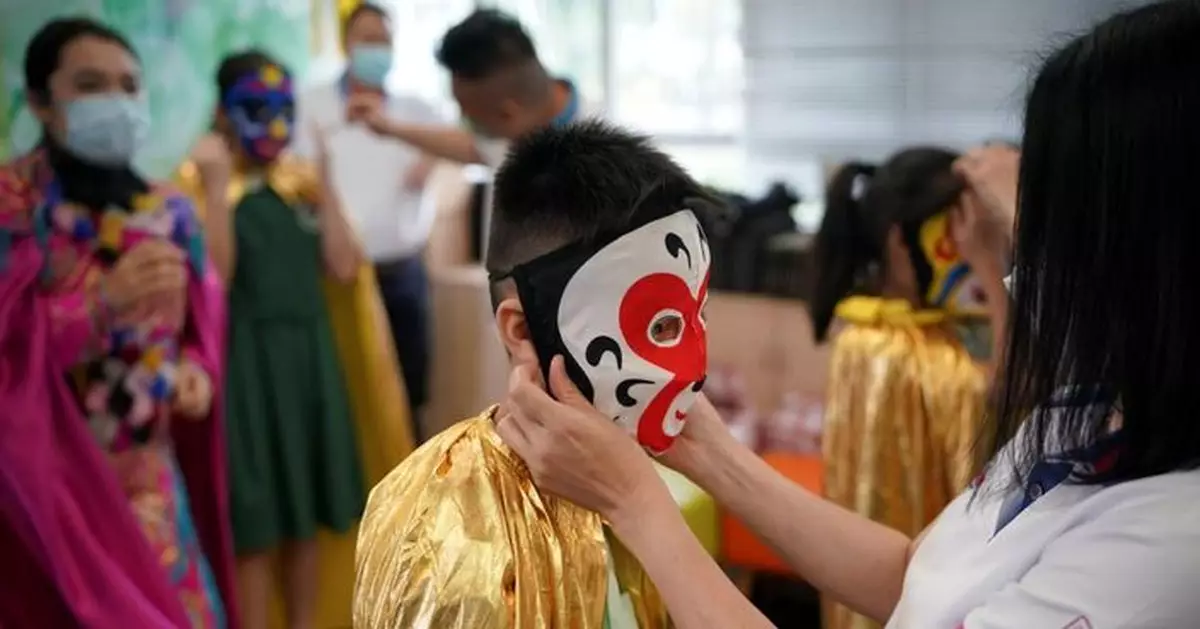國寶級變臉大師入校表演國技   推廣非物質文化遺產