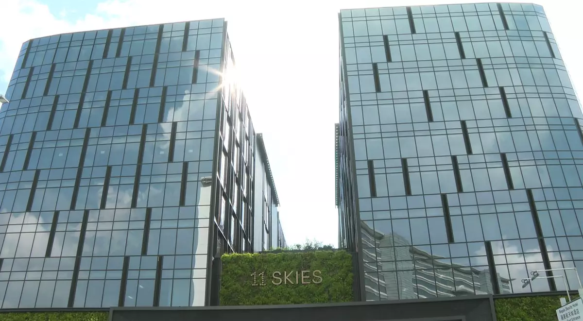 新世界發展投資超過200億元打造的11 SKIES,位於香港國際機場航天城,總樓面面積達380萬平方呎,將是全港最大型的一站式遊樂零售商業新地標。