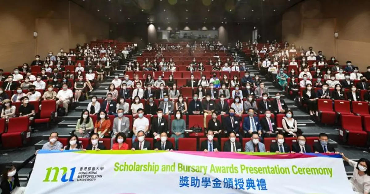 逾1400名都會大學學生獲頒1400萬奬助學金