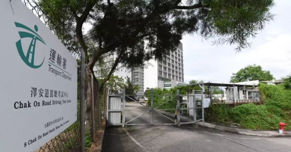 學神考車自知「肥佬」索性中途跳車 考官無奈獨自駛回考場