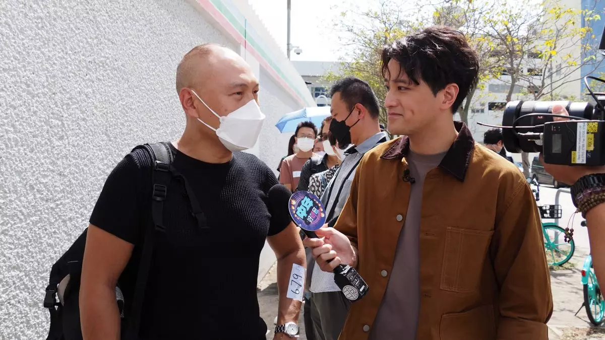 娛樂新聞主播許文軒(右)