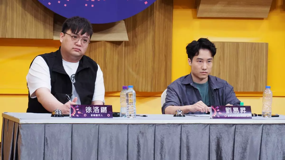 面試由TVB Music Group音樂監製劉易昇(右)及音樂製作人徐洛鏘(左)擔任評審。