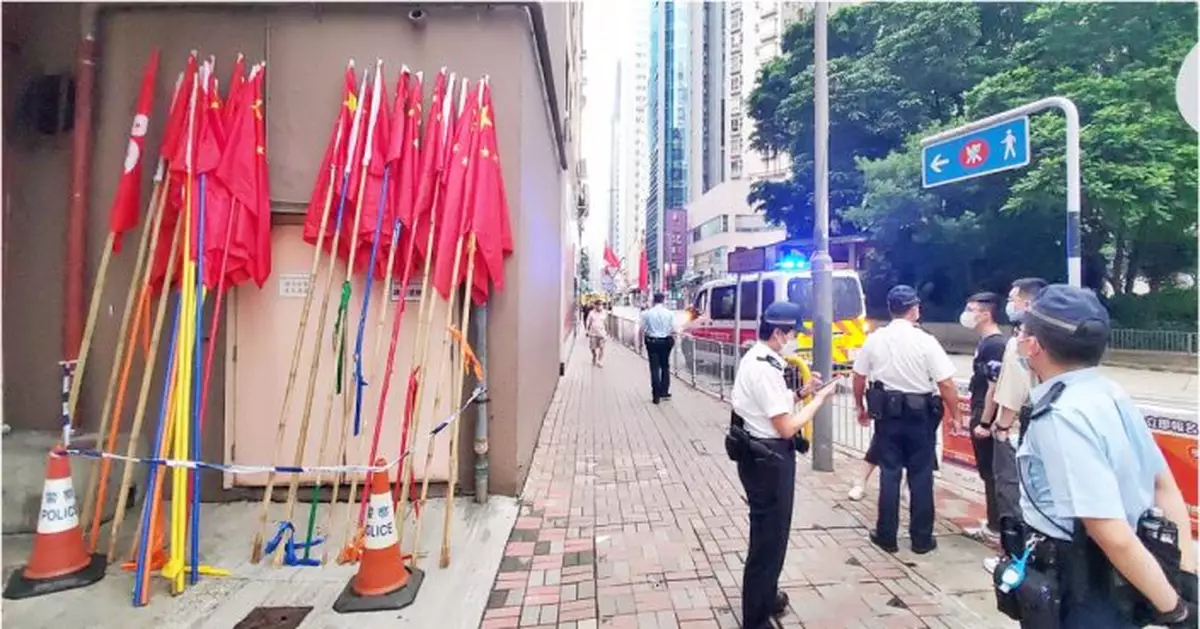 10.1國慶北角20多枝國旗區旗遭拆除 警方列刑事毀壞