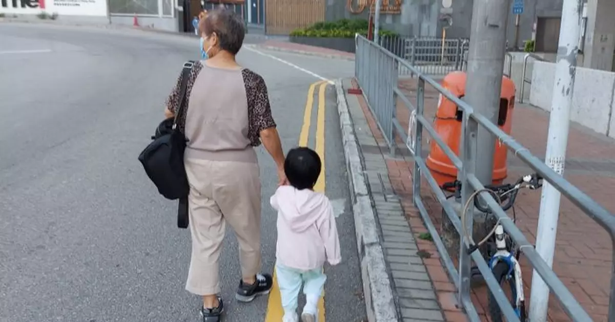 青衣新樓無過路設施慘變孤島 居民嘆：「隔離屋苑唔畀路我哋行」