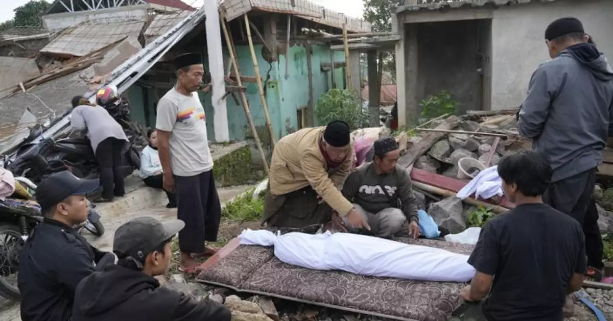 印尼地震增至252死 總統佐科維多多向遇難者致哀