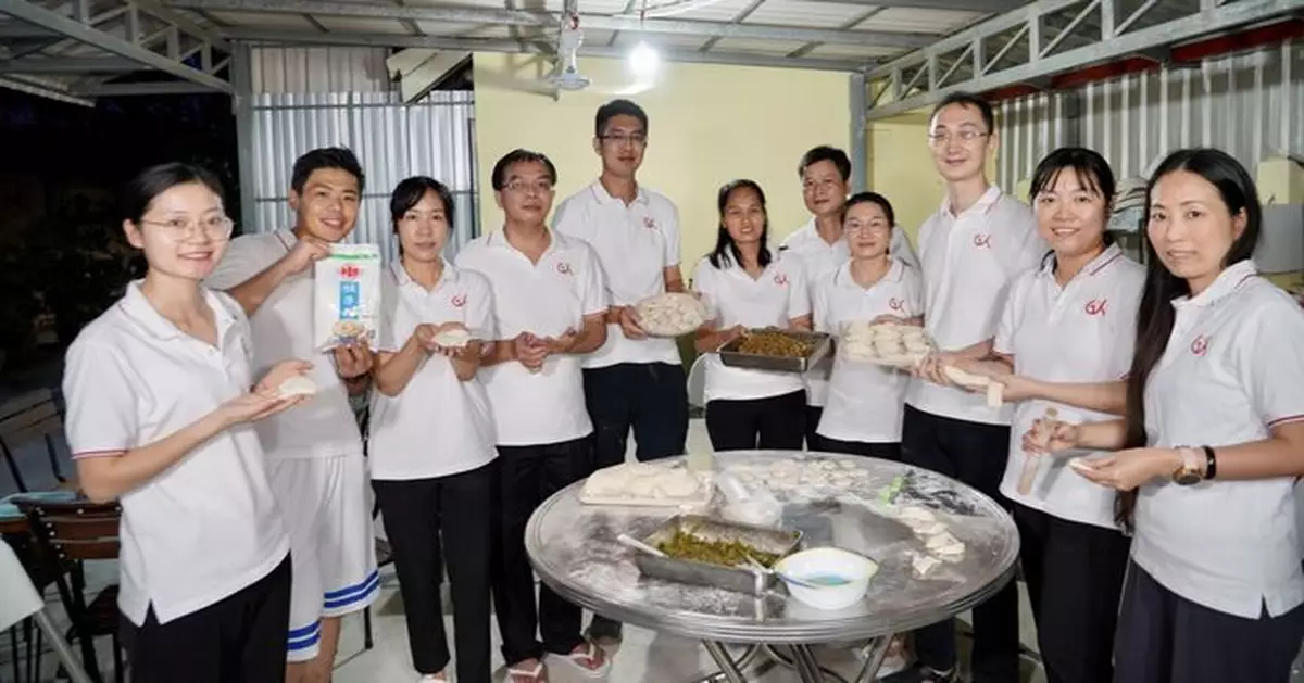 慶祝國際義工日 共享基金會與廣西醫療隊於柬埔寨吃餃子