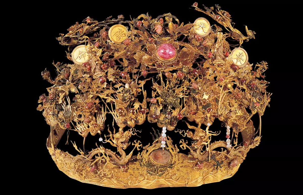 清代李衛夫人金鳳冠，高13cm，現藏於南京博物院藏。(網上圖片)