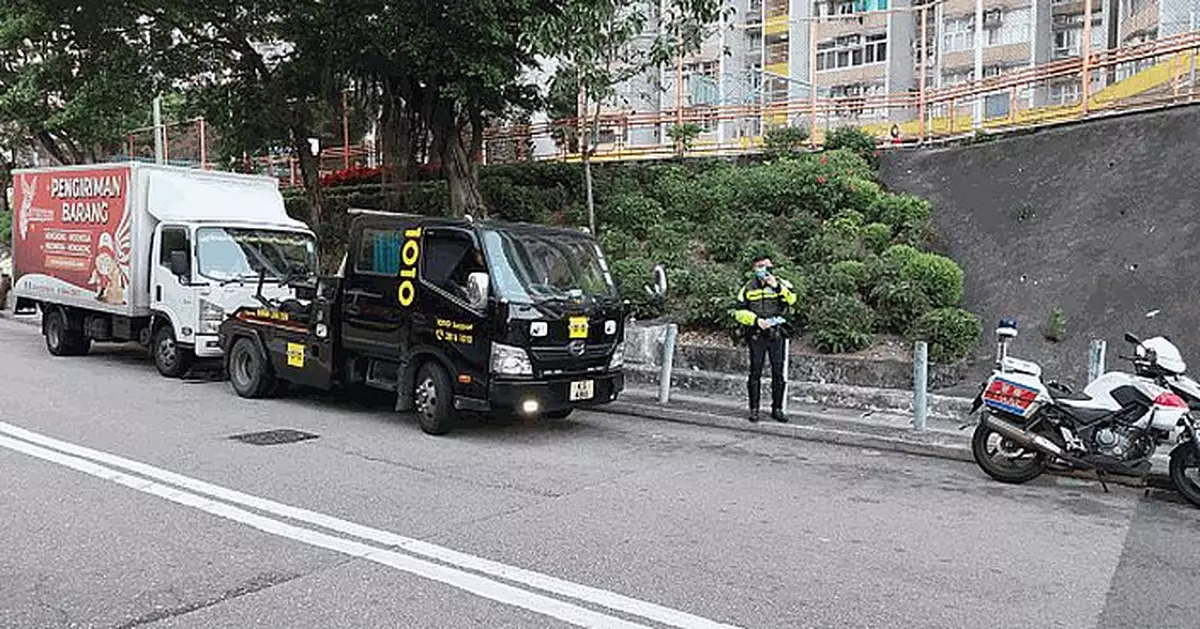 警方葵青打擊違泊 兩日共發逾千張告票拖走4車