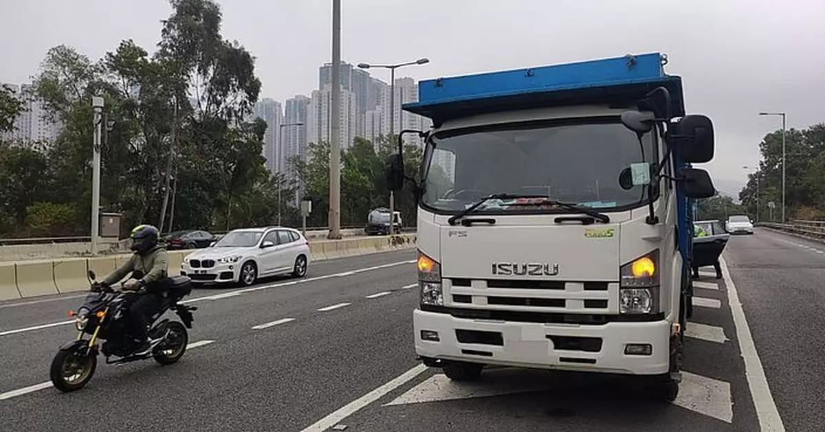 警方將軍澳公路截查貨車 揭司機停牌駕駛及沒有第三者保險被捕
