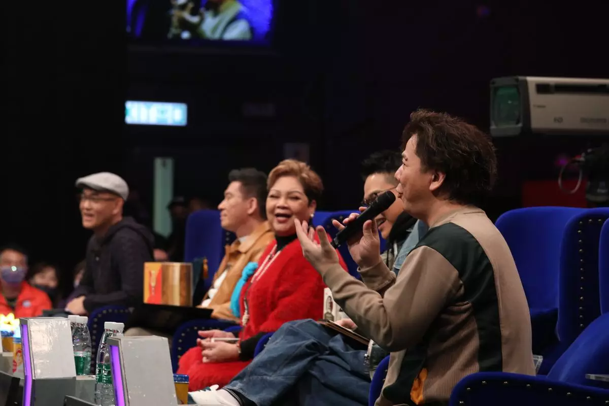 肥媽又同伍仲衡鬥嘴,笑言對方個心係石做。