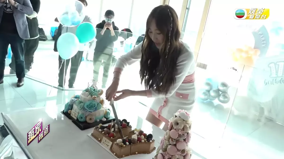 壽星女開心切蛋糕！