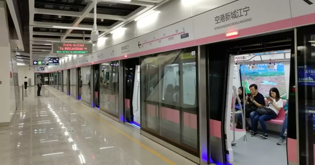 南京地鐵有乘客因手機外放音樂收「告知單」 網民拍手掌：建議全國推廣