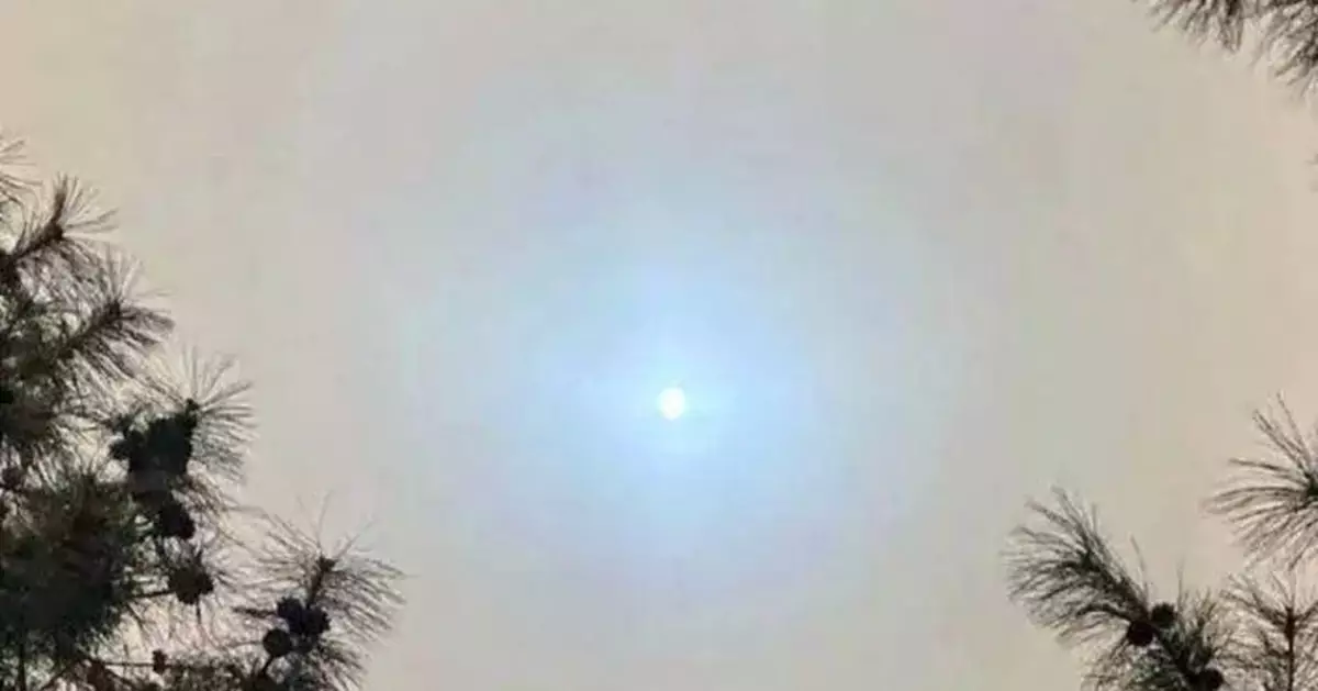 北京沙塵瀰漫 天空再現「藍太陽」