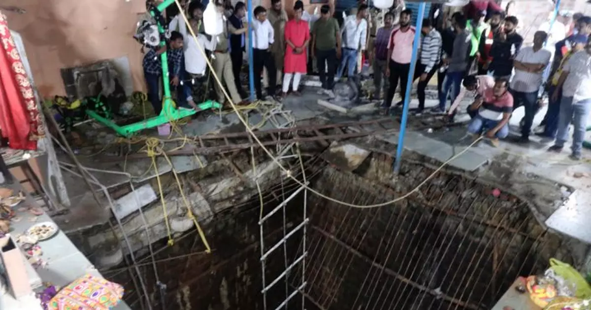 印度寺廟地板坍塌 信徒墜井至少35死18傷