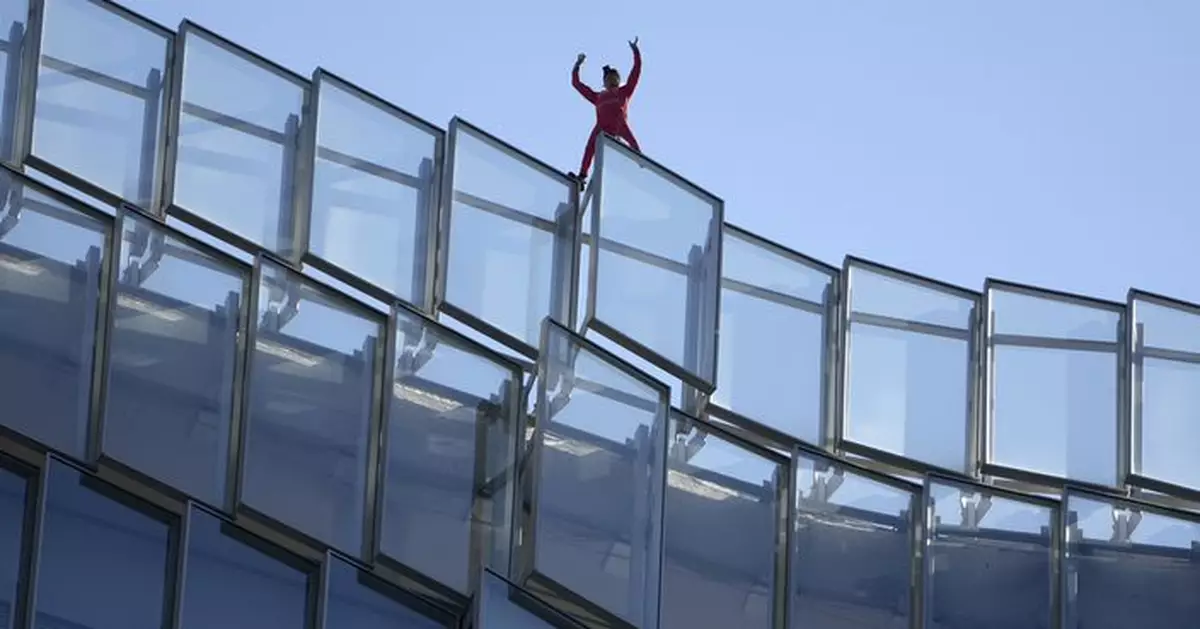 「法國蜘蛛人」抗議退休改革徒手爬38層高樓  籲馬克龍：清醒下