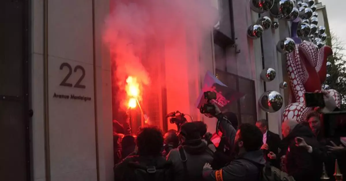 法國反退休改革抗議持續 示威者闖入LVMH總部投煙霧彈