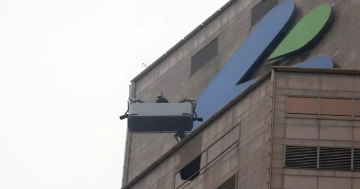 中環渣打銀行大廈吊船疑故障 兩清潔工一度被困39層樓高空
