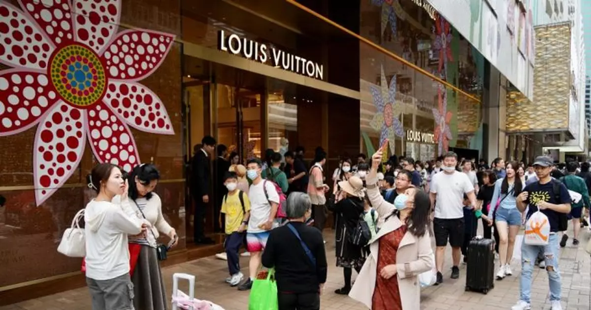 截至上午10時逾14萬人次出入境  羅湖管制站佔18%最多人選用