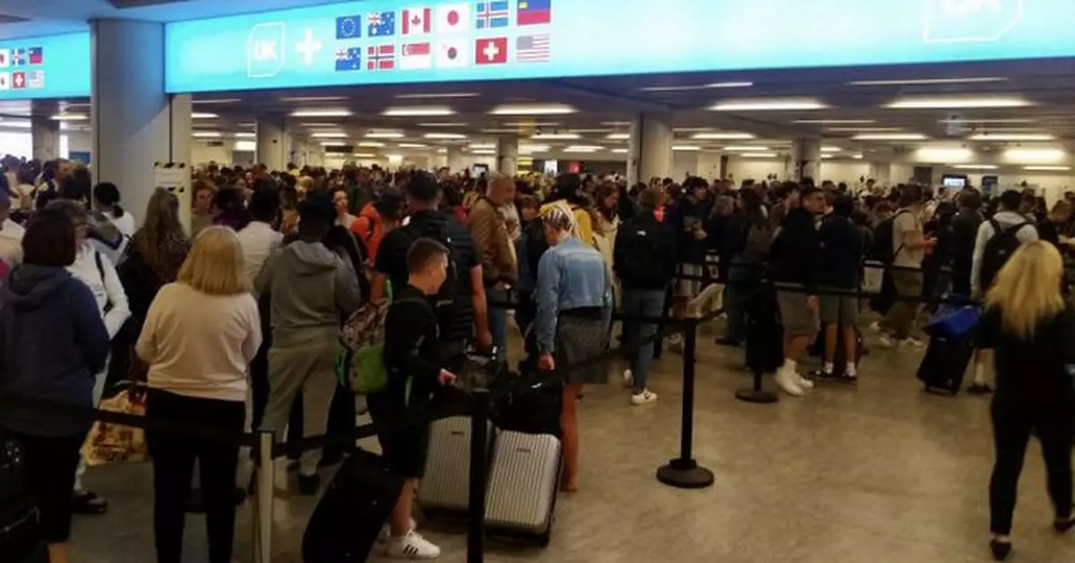 全英國機場電子閘門系統故障 入境大混亂旅客稱是荒謬笑話