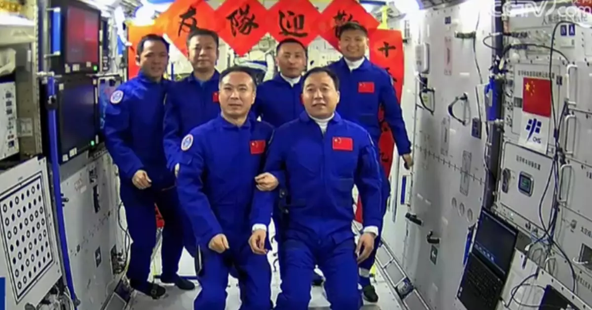 神十六太空人入駐「天宮」 與神十五組員會師拍下太空全家福